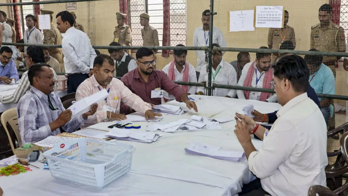 वाराणसी में सपा उम्मीदवार आशुतोष सिन्हा आगे, यूपी MLC चुनाव की काउंटिंग जारी