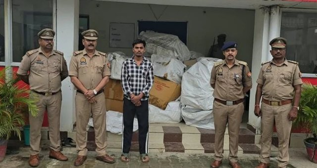 मऊ पुलिस ने 10.78 लाख के पटाखों के साथ दीपक कुमार को किया गिरफ्तार