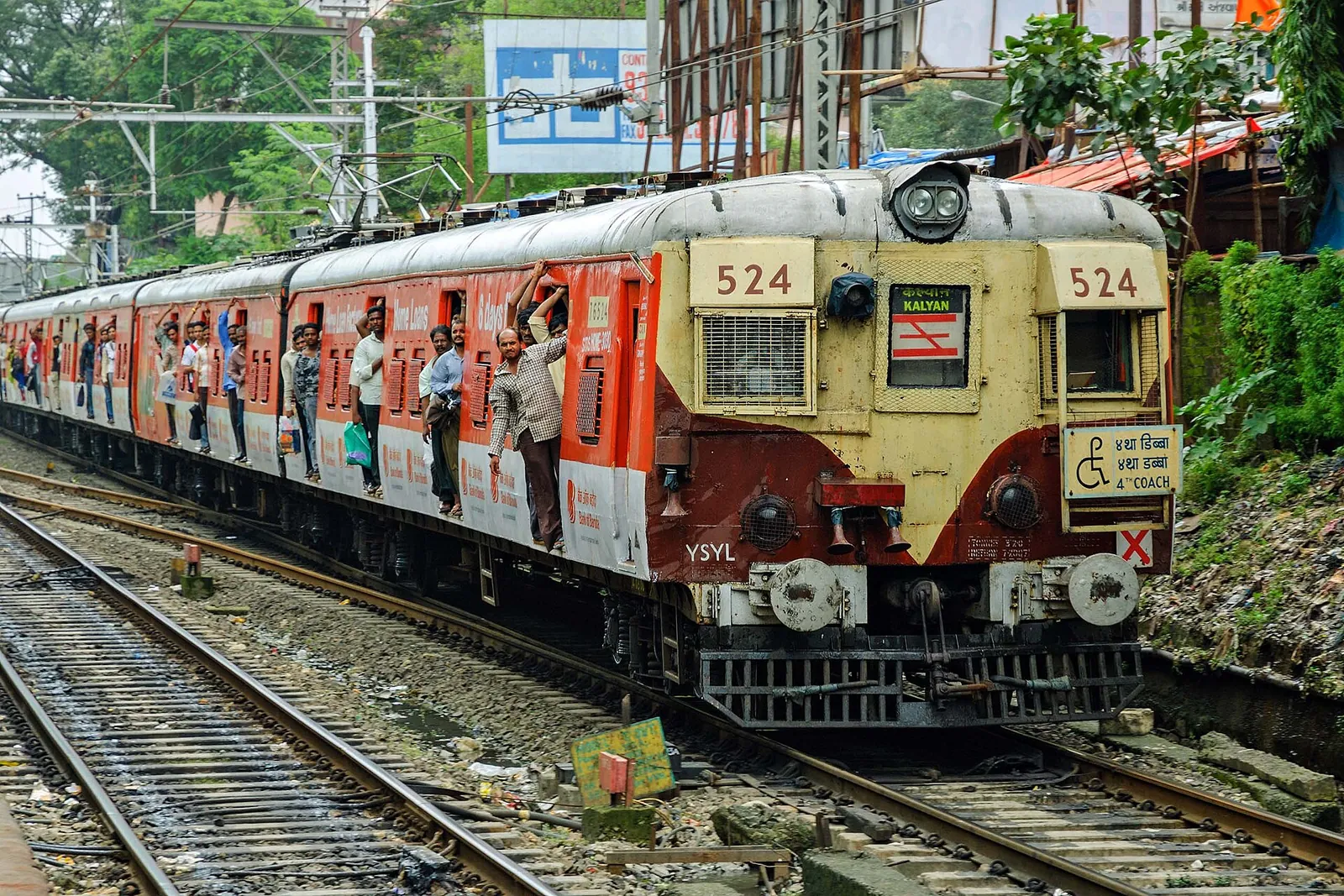 मुंबई लोकल: कांजुरमार्ग की चारों उपनगरीय लाइनों पर सिग्नलिंग बहाल, कई घंटे बाधित रहीं सेवाएं